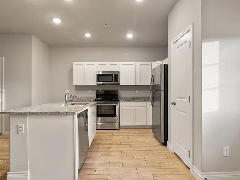 7314 Savannah Brks — Photo 3