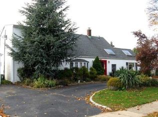 2 Saddle Ln, Levittown, NY 11756