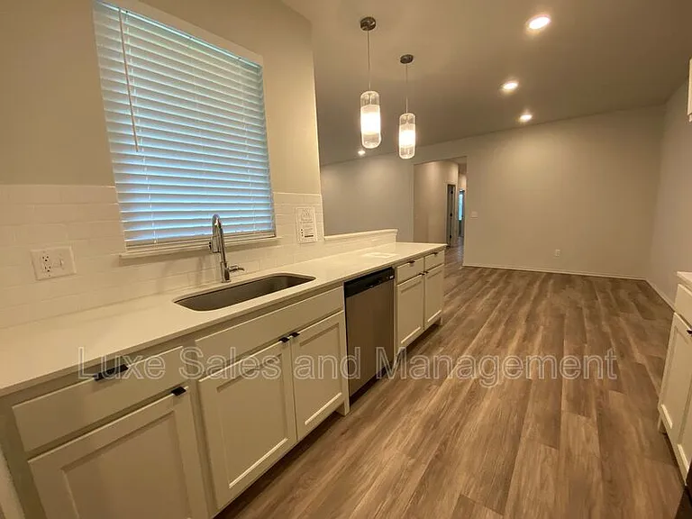 8000 NW 110th Dr — Photo 15