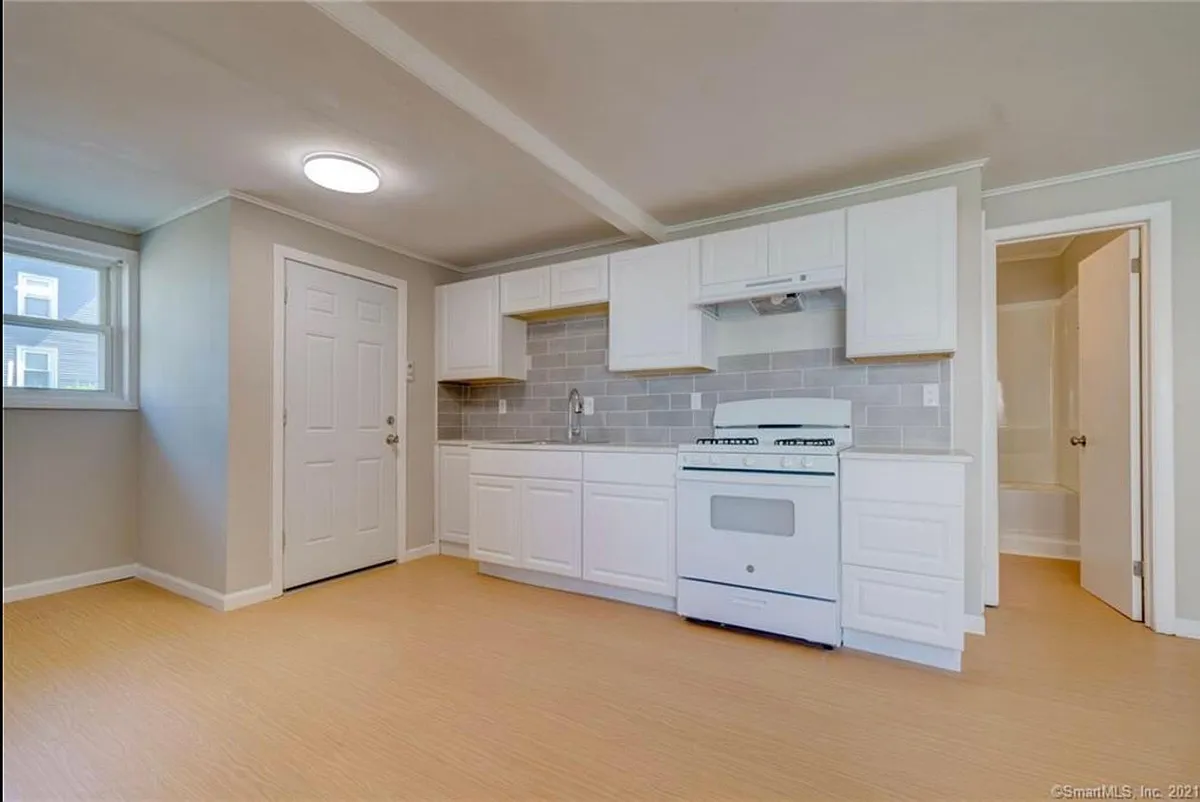 Building Photo - 48 Willetts Ave #1