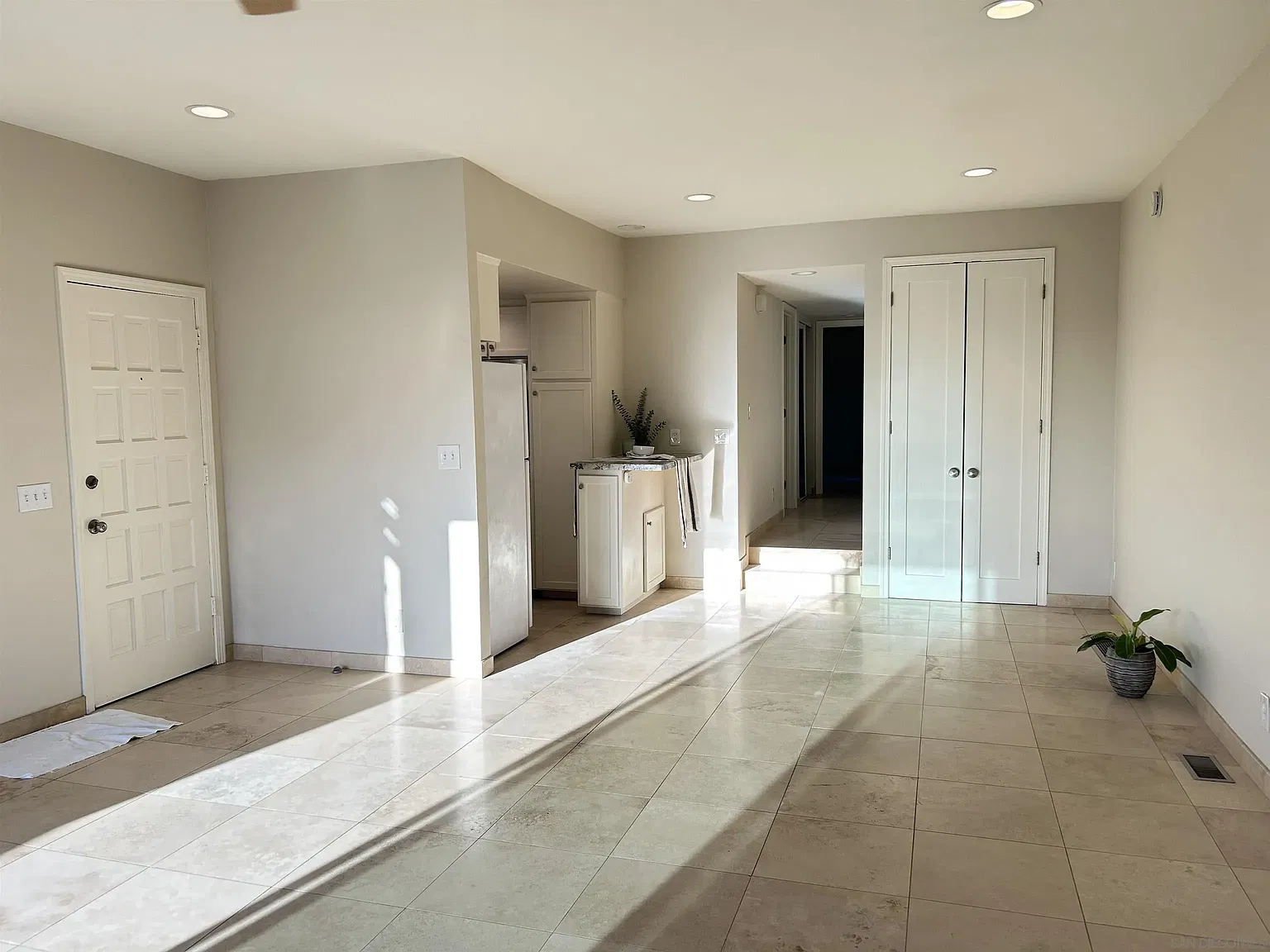 2 bed, 2.0 bath, 1004 sqft, $5,500 — Photo 3