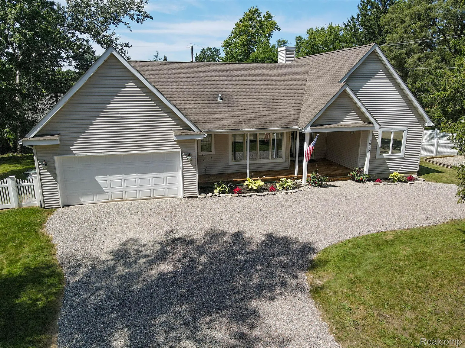 1095 Bayfield St photo 1