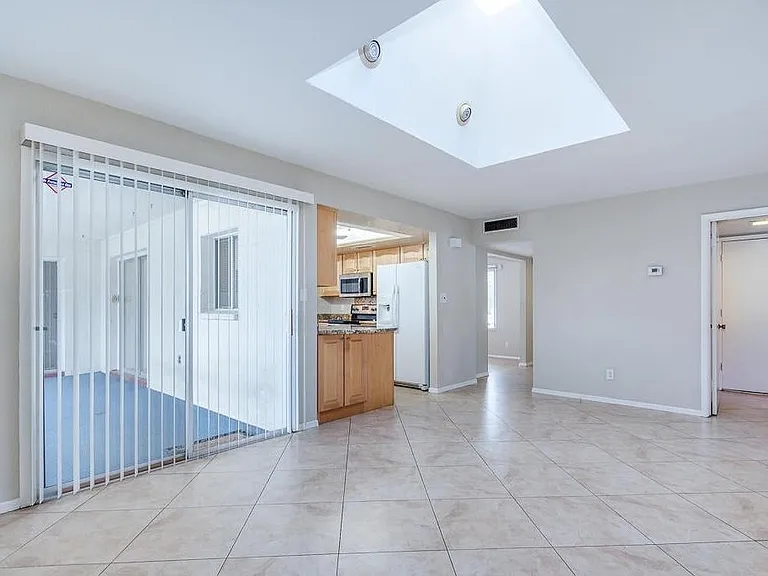 2439 E Del Rio Dr — Photo 12