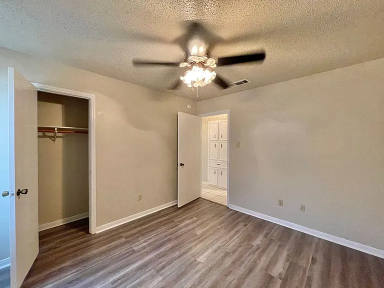 109 S Brook Dr — Photo 13