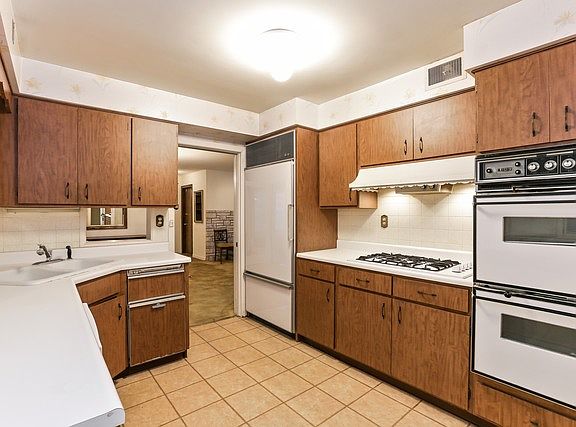 4th image of 8910 Knox Ave
