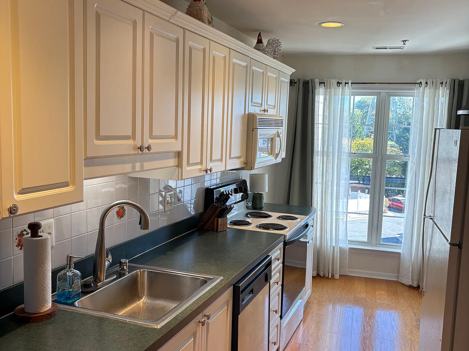 3 bed, 2049 sqft, $2,400 — Photo 3