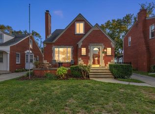 1977 Lennon St, Grosse Pointe Woods, MI 48236