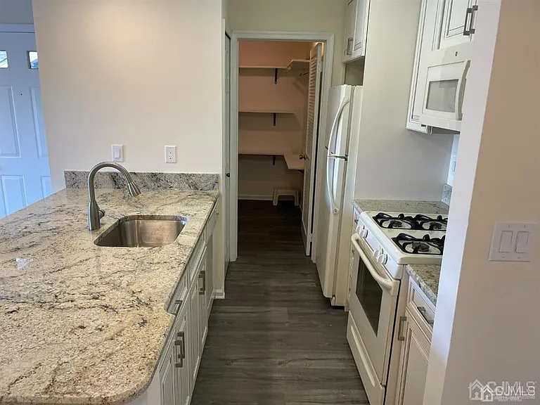 297 Cozzens Ct — Photo 8
