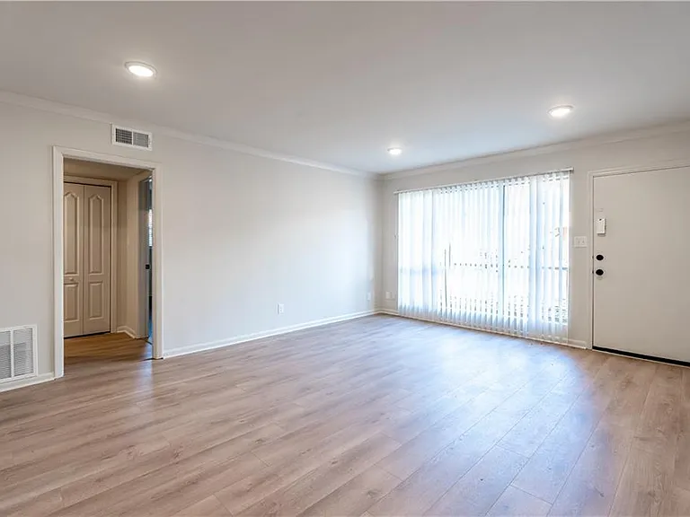 1135 Woodland Ave NE — Photo 7