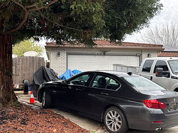 3rd image of 916 Gloucester Ct