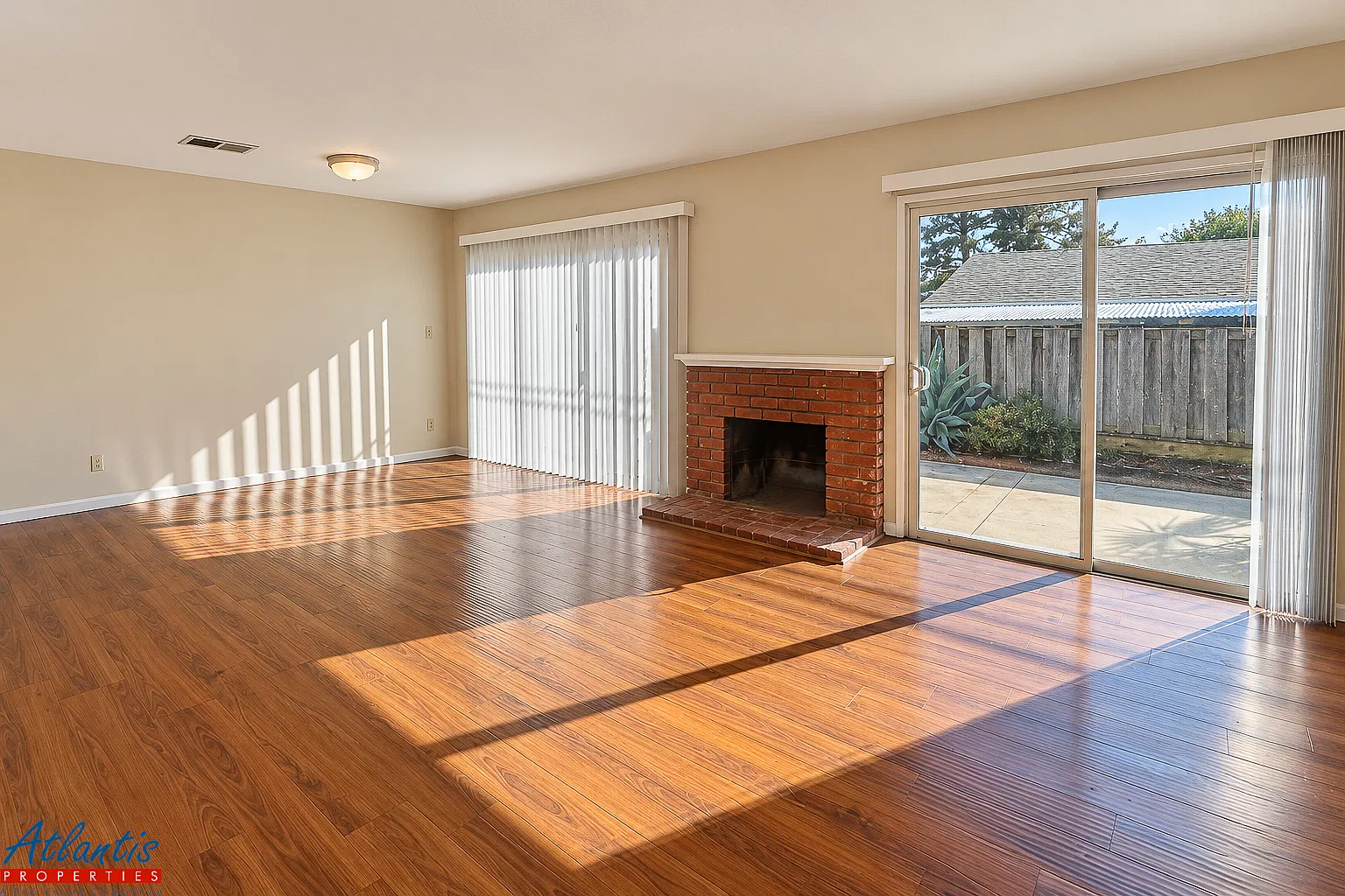 3 bed, 1.5 bath, 1215 sqft, $3,695 — Photo 3