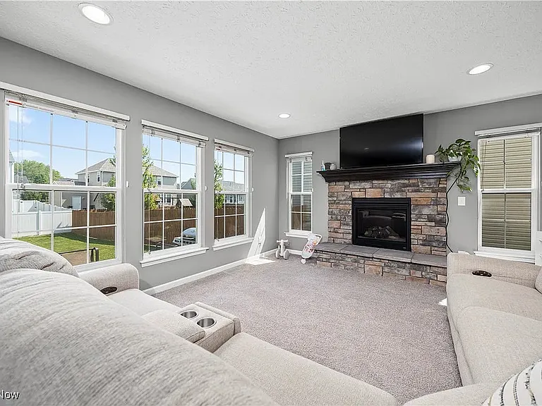 3942 Abigail Dr — Photo 3