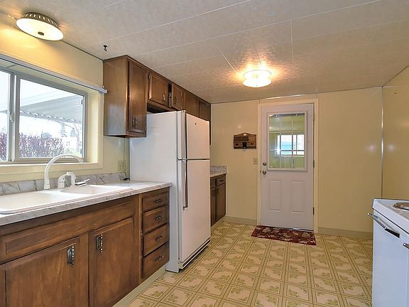 5th image of 205 E Lake St