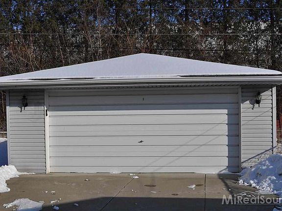 3rd image of 25456 Wexford Ave