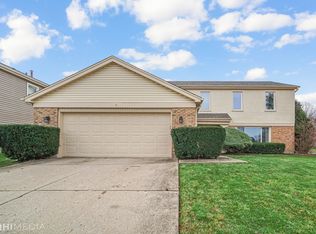 5 Sunridge Ln, Buffalo Grove, IL 60089