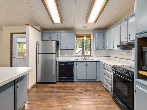 Plenty of working space in the kitchen.