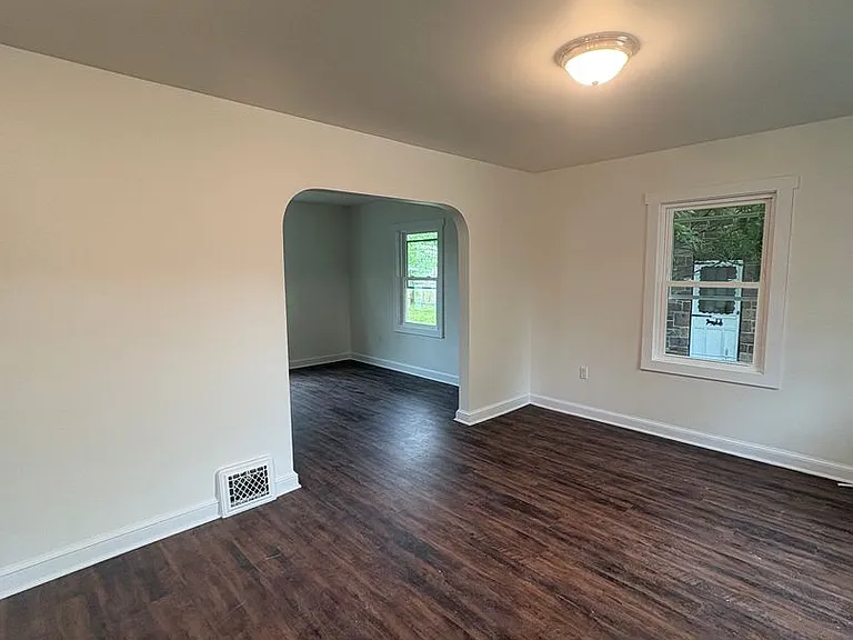 975 Edison St — Photo 6