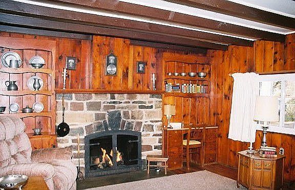 PUMPKIN PINE FL,OPEN BEAMS, FP,BUILT IN DESK & BOOK CASES