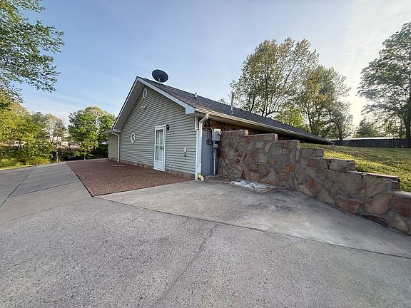 2nd image of 128 Sills Ln