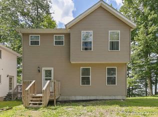 9629 Peninsula Dr, Grant, MI 49327