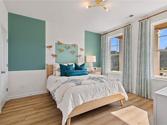 5th image of 200 Chiswick Loop