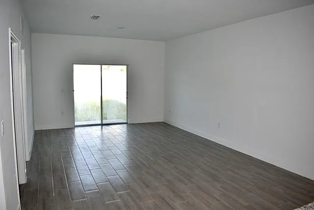 4 bed, 2035 sqft, $2,100 — Photo 3