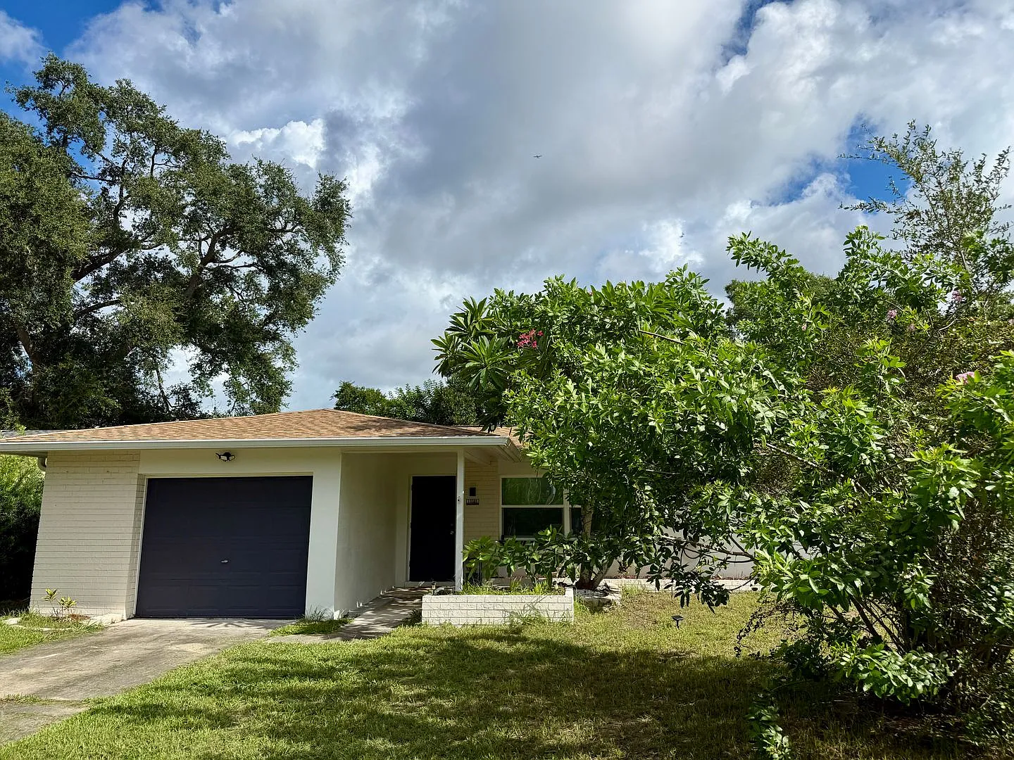 3/2/1 Single Family Home Mins From The Beach! Bonus Room — Photo 2