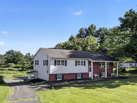 3rd image of 315 Pine Bush Road