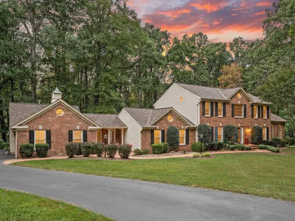 6220 Winslow Ct, Fairfax Station, VA 22039