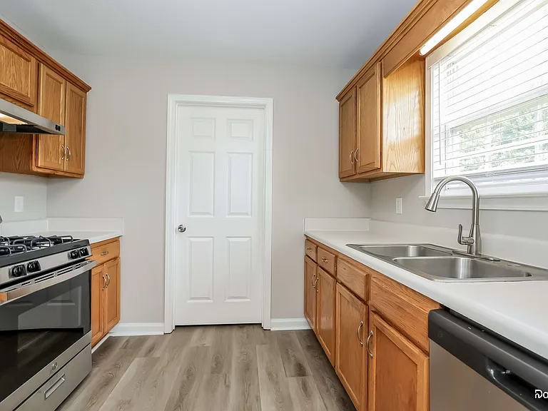 2104 Madison Ct — Photo 2