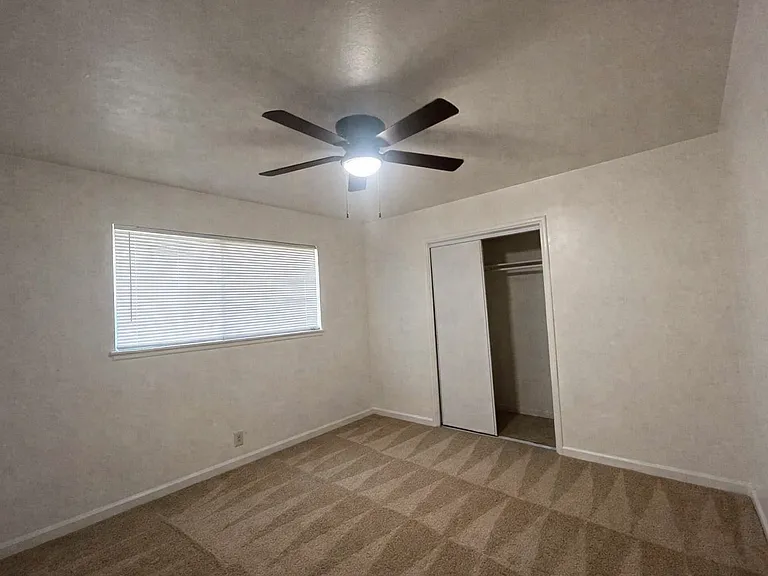 480 Iona Ave — Photo 2