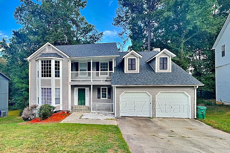 6 bed, 2.5 bath, 2334 sqft, $2,395 — Photo 2