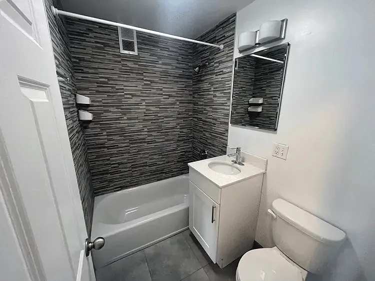 5649-50 N Sheridan Rd #8D — Photo 8