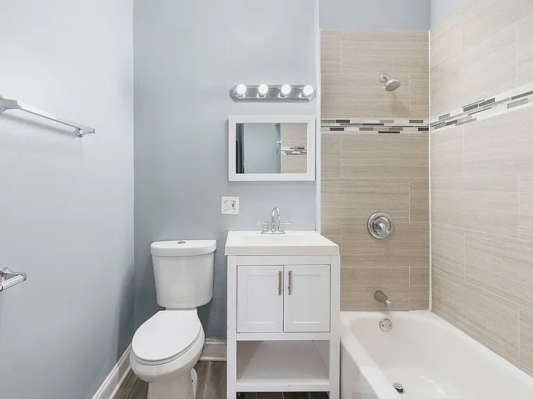 1955 W Chicago Ave #2R — Photo 7