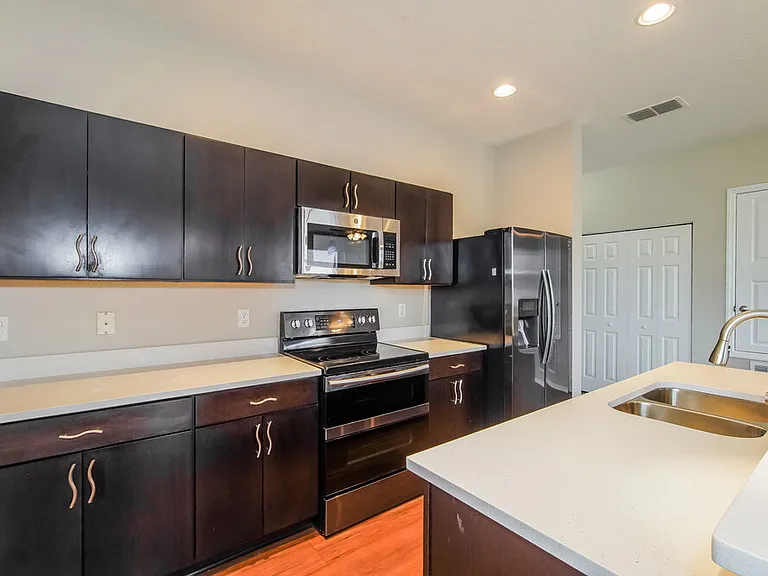1557 Regent Ct — Photo 7