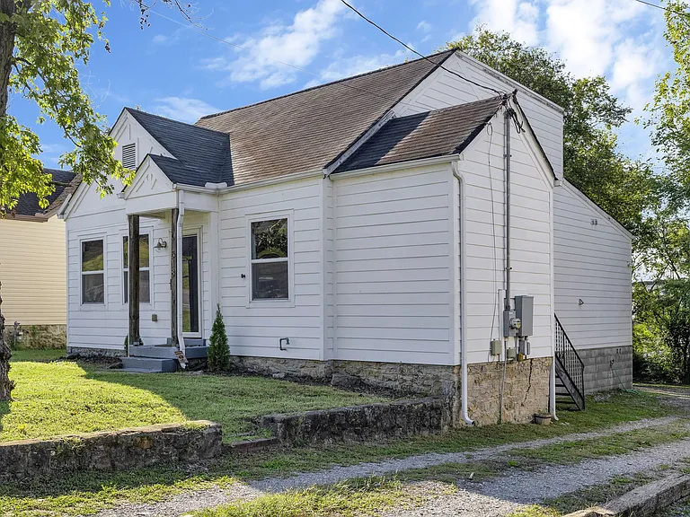 518 E Trinity Ln — Photo 2
