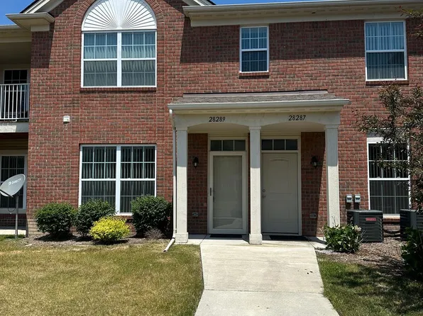 28289 S Pointe Ln, Chesterfield, MI 48051