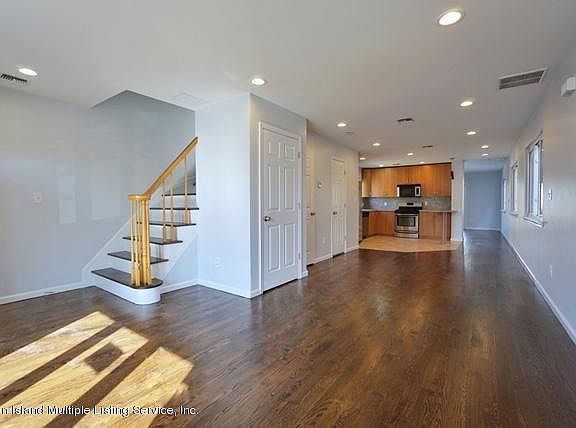 3rd image of 255 Kensington Ave