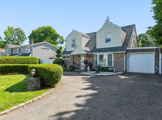 355 Pin Oak Ln, Westbury, NY 11590