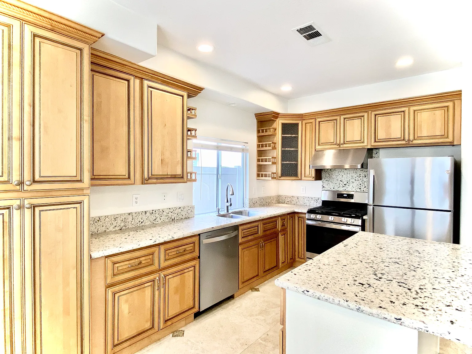 5 bed, 2166 sqft, $5,700 — Photo 4