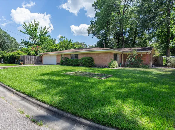 101 S Woodsway St E, Conroe, TX 77301