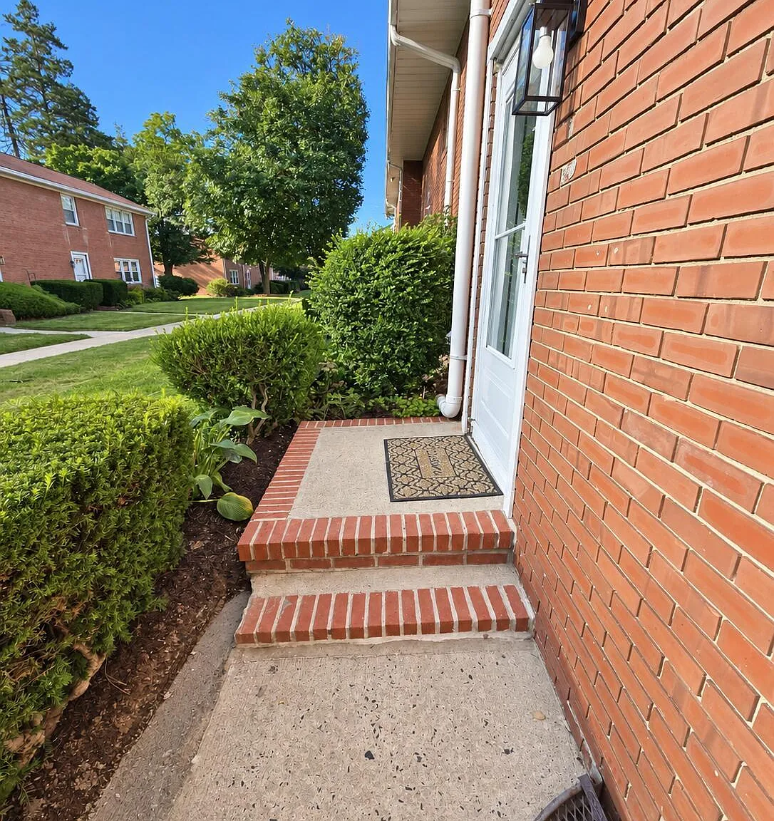 1 bed, 842 sqft, $2,400 — Photo 2