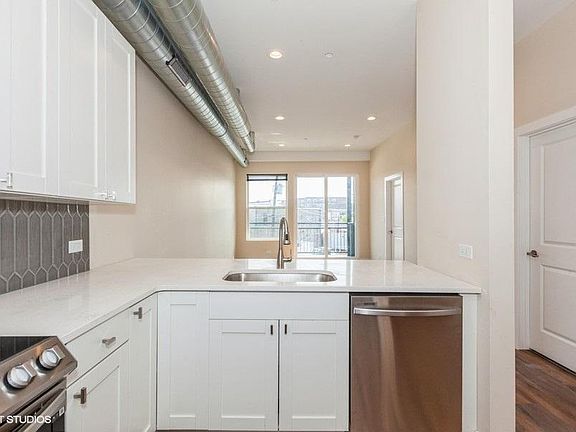 3rd image of 3727 Sunnyside Ave #301