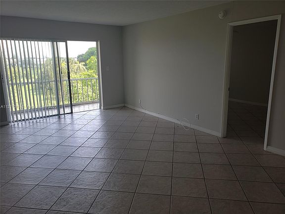 4th image of 950 Hillcrest Dr APT 412