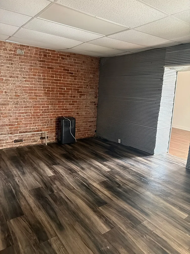 Cozy 1-Bed Unit with Off-Street Parking in Granby — Photo 1