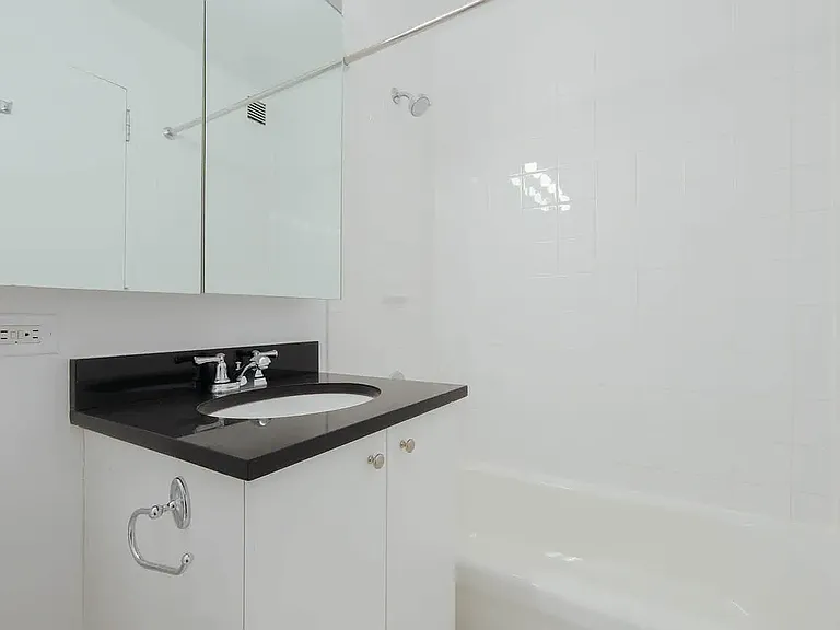 180 Riverside Blvd #10V — Photo 65