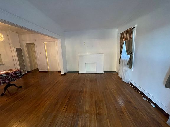 3rd image of 1203 N Beachwood Dr