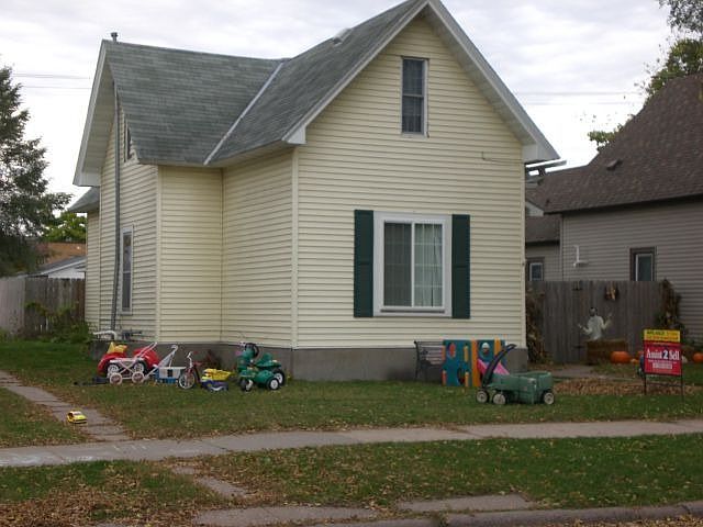 2nd image of 2110 Kane St
