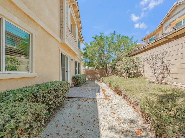 6954 Stanza Ct — Photo 31