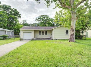 6809 E Bayou Dr, Hitchcock, TX 77563